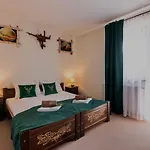 Bed & Breakfast Dworek Mysliwski Hubert-tutaj Czeka Na Ciebie Oszczednosc & Komfort & Najlepsza Lokalizacja, Jestesmy Przy Samych Termach Bania I Stoku Narciarskiego Kotelnica, Na Miejscu Wypozyczalnia Nart, Rowerow W Atrakcyjnej Cenie Dla Gosci Oraz Darmowy Parking
