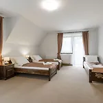 Bed & Breakfast Dworek Mysliwski Hubert-tutaj Czeka Na Ciebie Oszczednosc & Komfort & Najlepsza Lokalizacja, Jestesmy Przy Samych Termach Bania I Stoku Narciarskiego Kotelnica, Na Miejscu Wypozyczalnia Nart, Rowerow W Atrakcyjnej Cenie Dla Gosci Oraz Darmowy Parking Białka Tatrzańska
