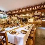 Dworek Mysliwski Hubert-tutaj Czeka Na Ciebie Oszczednosc & Komfort & Najlepsza Lokalizacja, Jestesmy Przy Samych Termach Bania I Stoku Narciarskiego Kotelnica, Na Miejscu Wypozyczalnia Nart, Rowerow W Atrakcyjnej Cenie Dla Gosci Oraz Darmowy Parking
