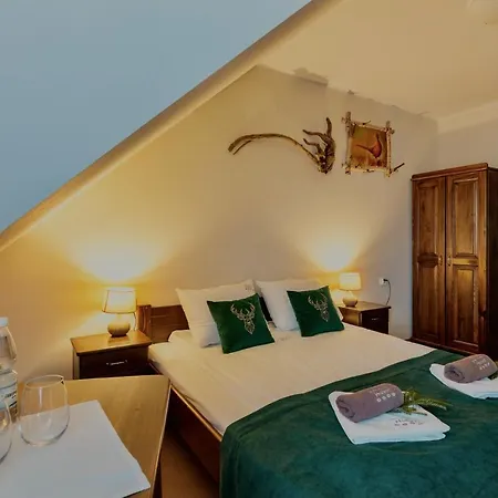 לינה וארוחת בוקר Dworek Mysliwski Hubert-tutaj Czeka Na Ciebie Oszczednosc & Komfort & Najlepsza Lokalizacja, Jestesmy Przy Samych Termach Bania I Stoku Narciarskiego Kotelnica, Na Miejscu Wypozyczalnia Nart, Rowerow W Atrakcyjnej Cenie Dla Gosci Oraz Darmowy Parking 3*