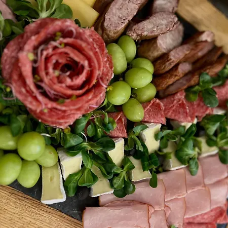 לינה וארוחת בוקר Dworek Mysliwski Hubert-tutaj Czeka Na Ciebie Oszczednosc & Komfort & Najlepsza Lokalizacja, Jestesmy Przy Samych Termach Bania I Stoku Narciarskiego Kotelnica, Na Miejscu Wypozyczalnia Nart, Rowerow W Atrakcyjnej Cenie Dla Gosci Oraz Darmowy Parking 3*