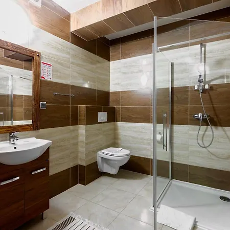 Dworek Mysliwski Hubert-tutaj Czeka Na Ciebie Oszczednosc & Komfort & Najlepsza Lokalizacja, Jestesmy Przy Samych Termach Bania I Stoku Narciarskiego Kotelnica, Na Miejscu Wypozyczalnia Nart, Rowerow W Atrakcyjnej Cenie Dla Gosci Oraz Darmowy Parking