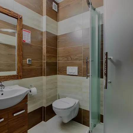 לינה וארוחת בוקר Dworek Mysliwski Hubert-tutaj Czeka Na Ciebie Oszczednosc & Komfort & Najlepsza Lokalizacja, Jestesmy Przy Samych Termach Bania I Stoku Narciarskiego Kotelnica, Na Miejscu Wypozyczalnia Nart, Rowerow W Atrakcyjnej Cenie Dla Gosci Oraz Darmowy Parking