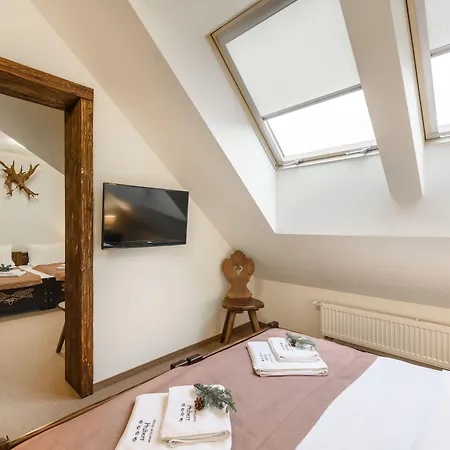 לינה וארוחת בוקר Dworek Mysliwski Hubert-tutaj Czeka Na Ciebie Oszczednosc & Komfort & Najlepsza Lokalizacja, Jestesmy Przy Samych Termach Bania I Stoku Narciarskiego Kotelnica, Na Miejscu Wypozyczalnia Nart, Rowerow W Atrakcyjnej Cenie Dla Gosci Oraz Darmowy Parking 3*