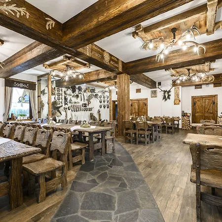 לינה וארוחת בוקר Dworek Mysliwski Hubert-tutaj Czeka Na Ciebie Oszczednosc & Komfort & Najlepsza Lokalizacja, Jestesmy Przy Samych Termach Bania I Stoku Narciarskiego Kotelnica, Na Miejscu Wypozyczalnia Nart, Rowerow W Atrakcyjnej Cenie Dla Gosci Oraz Darmowy Parking