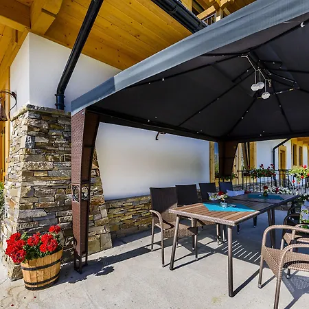 לינה וארוחת בוקר Dworek Mysliwski Hubert-tutaj Czeka Na Ciebie Oszczednosc & Komfort & Najlepsza Lokalizacja, Jestesmy Przy Samych Termach Bania I Stoku Narciarskiego Kotelnica, Na Miejscu Wypozyczalnia Nart, Rowerow W Atrakcyjnej Cenie Dla Gosci Oraz Darmowy Parking